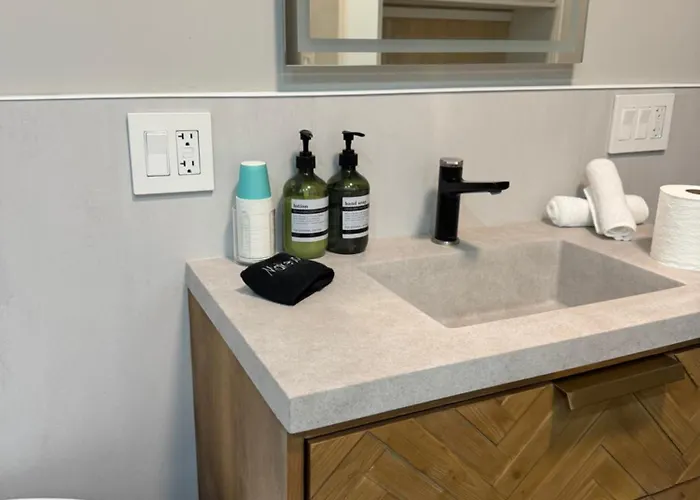 Sleek Avondale Bath 2 Bed King&queen&garage Chicago